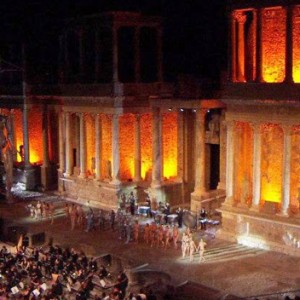 teatro romano 2 1 300x300 - El Hostal